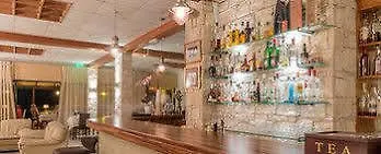מלון Hill View Restaurant & 3*