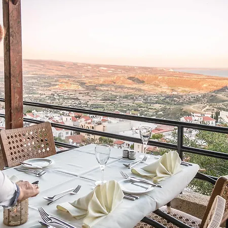 Hill View Restaurant & 3*